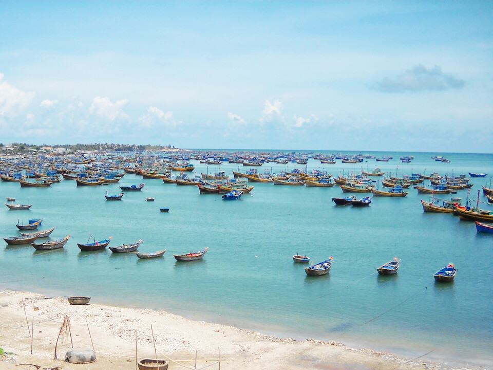 Hiện nay, khi đời sống người dân ngày càng tăng cao. Cùng với đó kéo theo nhu cầu giải trí, vui chơi cũng như nghỉ dưỡng càng được chú trọng. Trong đó du lịch biển là kiểu nghỉ dưỡng phổ biến nhất. Và một trong những điểm đến quen thuộc được rất nhiều người yêu thích, đó là du lịch Mũi Né. Vậy biển Mũi Né có gì mà lại khiến người ta thương nhớ đến vậy? Ngoài biển ra thì Mũi Né có gì chơi? Hãy cùng reviewvilla.vn tìm hiểu về điểm du lịch đặc biệt thú vị này nhé! Giới thiệu về biển Mũi Né Mũi Né là một vùng biển cách thành phố Phan Thiết khoảng chừng chưa đầy 20km và là một thiên đường du lịch mới nổi của nước ta. Mũi Né nổi tiếng với đường bờ biển dài cùng nước biển xanh trong. Bên cạnh đó là những bãi cát rộng lớn trông như một sa mạc thu nhỏ. Đặc biệt khí hậu Mũi Né vô cùng thuận lợi, quanh năm khô hạn, gần như không có bão nên rất thích hợp phát triển du lịch. Chính vì những điều kiện tự nhiên cùng nét đẹp có một không hai. Du lịch Mũi Né hiện đang là cái tên được rất nhiều tín đồ yêu du lịch chú ý, cũng như hấp dẫn lượng lớn du khách đến đây. Hiện nay du lịch Mũi Né - Phan Thiết đã và đang trở thành một trong những điểm đến hút khách nhất cả nước. Do đặc biệt địa hình cùng khí hậu thuận lợi, Mũi Né là nơi có thể đi du lịch quanh năm. Dù vào mùa lạnh, nhiệt độ ở Mũi Né cũng chỉ rơi khoảng 27 độ, trời trong xanh hơn. Ngoài được đắm mình trong làn nước biển trong mát, mặn mòi. Đây còn là thời điểm không thể phù hợp hơn du lịch, khám phá cũng như trải nghiệm các khu du lịch nổi tiếng ở Mũi Né. Còn vào mùa mưa, bắt đầu từ khoảng tháng 4 đến tháng 11.. Đây cũng là mùa cao điểm trong du lịch cả nước. Mũi Né cũng không ngoại lệ. Lượng khách đổ về đây vào mùa này cực đông. Nếu bạn không muốn phải vất vả tìm phòng nghỉ. Hãy đặt trước khoảng một tháng nếu xác định đi vào khoảng thời gian này. Đến Mũi Né ngoài biển ra, du khách còn được tham quan nhiều địa điểm đẹp lung linh khác như “”sa mạc”, những dòng suối bên núi cát,... Chính vì vậy, lượng khách tập trung vào một điểm du lịch cố định ở Mũi Né sẽ không đông quá. Do đó, du lịch Mũi Né sẽ không có hiện tượng quá tải vào mùa cao điểm giống như Sầm Sơn, Vũng Tàu,.... Đi du lịch Mũi Né mùa nào đẹp nhất? Ở Mũi Né mỗi mùa đều có vẻ đẹp riêng. Tùy vào nhu cầu vui chơi cũng như nghỉ dưỡng của mỗi người. Du khách có thể lựa chọn thời điểm đi du lịch Mũi Né thích hợp. Mùa khô ở Mũi Né sẽ bắt đầu từ khoảng tháng 11 đến tháng 4 hàng năm. Lúc này thời tiết ở đây không mưa, trời hanh, nhiệt độ khoảng từ 24 đến 28 độ C. Thời tiết này có thể xuống biển sẽ hơi lạnh nhưng bạn vẫn có thể đi khám phá nhiều địa điểm thú vị khác tại Mũi Né. Bắt đầu từ khoảng tháng 4 trở đi đến tháng 9 là vào mùa mưa cũng là mùa du lịch cao điểm. Lúc này nền nhiệt trung bình tại Mũi Né là trên 30 độ C. Thích hợp với những chuyến đi biển và khám phá các hoạt động trên biển Mũi Né. Tháng 10 đến tháng 11, đây là thời điểm sẽ có mưa và bão. Nhưng bạn yên tâm, Mũi Né hầu như sẽ không bị ảnh hưởng bão và cũng rất ít mưa. Nếu bạn quyết định đi du lịch Mũi Né vào mùa cao điểm hè. Hãy đặt phòng trước khoảng 1 tháng để không dính vào tình trạng cháy phòng. Cũng như mình đặt sớm sẽ nhận được nhiều khuyến mãi. Hướng dẫn di chuyển đến biển Mũi Né Hiện nay để đến được Mũi Né - Phan Thiết, hầu như chỉ có một con đường duy nhất đó là đi đường bộ. Có nhiều phương tiện tới biển Mũi Né, bạn có thể tham khảo. Đi du lịch Mũi Né từ Hà Nội Mũi Né là điểm cuối cùng của miền Trung nước ta, cách Hà Nội khoảng hơn 1.500km. Xe khách: Từ bến xe Nước Ngầm bạn có thể dễ dàng mua được vé đi Phan Thiết. Bạn nên chọn các hãng xe có uy tín như Hoàng Long, Mai Linh, Kumho,..với giá vé từ 700k - 1tr VND/người, ghế giường nằm. Sẽ mất hơn 1 ngày để đến được Phan Thiết nên có thể gây cho bạn sự mệt mỏi và tốn khá nhiều thời gian. Tàu hỏa: Cũng tốn rất nhiều thời gian nhưng bù lại đi tàu hỏa sẽ an toàn hơn và có trải nghiệm thú vị hơn so với xe khách. Tàu hỏa sẽ có giá vé từ khoảng 450k - 1tr500k vnd/vé tùy từng hãng với loại khoang. Máy bay: Đây có lẽ là cách di chuyển tiện lợi nhất và được nhiều người lựa chọn nhất khi đi du lịch Phan Thiết. Bạn có thể đặt vé máy bay đến Tân Sân Nhất hoặc sân bay Cam Ranh. Rồi tiếp tục di chuyển đến Phan Thiết. Đi du lịch Mũi Né từ Sài Gòn Nếu bạn xuất phát từ Sài Gòn, để tới được Mũi Né sẽ phải đi quãng đường hơn 200km. Đi bằng xe khách, xe limousine cao cấp: Đây là cách đi tiện lợi nhất dành cho người đến Mũi Né lần đầu. Bạn mua vé và lên xe ở các bến xe trong thành phố và di chuyển đến Phan Thiết xong xuống biển Mũi Né. Đi bằng phương tiện cá nhân: Nếu bạn đi xe máy hay ô tô cá nhân thì có thể đi theo đường QL1A đến thẳng địa phận tỉnh Bình Thuận. Sau đó rẽ phải sang Suối Cát là đến Phan Thiết. Tuyến đường này khá bằng phẳng, dễ đi. Bạn sẽ mất khoảng 4 đến 5 tiếng đồng hồ để tới được biển Mũi Né xinh đẹp. Di chuyển tại biển Mũi Né bằng phương tiện gì? Ở Phan Thiết, phương tiện chủ yếu là taxi, xe bus và thuê xe máy. Nếu bạn đi du lịch theo gia đình nhỏ thì nên đi taxi sẽ dễ dàng, thuận tiện hơn. Ở Phan Thiết có nhiều hãng xe taxi uy tín để bạn lựa chọn như Mai Linh, Vinasun,...Hoặc bạn có thể chọn đặt các tour du lịch trọn gói tới các địa điểm nổi tiếng tại Phan Thiết. Thuê xe máy là phương án tuyệt vời dành cho các bạn trẻ đam mê đi phượt. Bằng cách này, bạn sẽ chủ động hơn trong chuyến đi chơi của mình. Được tự do khám phá những cung đường đầy nắng và giá cùng những bãi biển hoang sơ cũng như những cồn cát mênh mông vô tận. Du lịch Mũi Né có gì chơi? Đến với Mũi Né có rất nhiều địa điểm tham quan cũng như du lịch trải nghiệm. Từ những bãi biển xanh thơ mộng, đến “sa mạc” đầy nắng, gió. Rồi cả những khu di tích lịch sử đầy vẻ cổ kính. Du lịch Mũi Né Suối Tiên Suối Tiên là một điểm du lịch “phải” đến nếu bạn đã tới biển Mũi Né. Gọi là Suối Tiên vì đây không giống những dòng suối bình thường mà bạn thường thấy. Đây coi như là một khe nước chảy qua đất đỏ phù sa. Khi ánh mặt trời chiếu xuống ánh lên sắc đỏ làm làn nước đổi sang màu vàng cam cực kỳ thú vị. Bên bờ suối là một khung cảnh độc nhất vô nhị. Thời gian đã bồi đắp cho bên bờ suối những núi cát tựa như những núi đá vôi cứng cáp ôm lấy dòng suối mát lành. Một bên bờ lại là rừng cây nhiệt đới xanh tươi. Dòng suối như điểm ngăn cách giữa sa mạc và đất liền. Tất cả tạo nên một khung cảnh thần tiên đầy ắp màu sắc tại Suối Tiên. Đây chính là điểm du lịch hấp dẫn nhất tại Mũi Né bên cạnh đồi cát bay đầy bí ẩn. Bãi Rạng Bãi Rạng là một trong những bãi biển đẹp nhất và thu hút đông đảo du khách nhất tại Phan Thiết. Bãi Rạng là một nơi tuyệt vời để thưởng thức bình minh đẹp mê hồn trên biển. Nước biển xanh biếc xô vào bờ cát tạo nên một khung cảnh thiên nhiên tuyệt mỹ. Đặc biệt ở đây có những cây dừa cao vút nằm uốn mình hướng thẳng ra biển. Đây là nơi tuyệt vời để lưu giữ những khoảnh khắc đẹp bằng những pô ảnh để đời. Du lịch bãi đá Ông Địa Đây là một điểm check in nổi tiếng được các bạn trẻ cực kỳ yêu thích. Ở bãi đá Ông Địa là những mỏm đá nhô hẳn ra ngoài biển, tạo thành một con đường nhấp nhô đầy thích thú. Du khách thường xuyên đến đây để chụp ảnh cũng như ngắm nhìn khung cảnh huyền ảo nơi đây. Tuy đây là một điểm đến khá lý thú. Nhưng khi chụp ảnh ở đây bạn nhớ cẩn thận vì các mỏm đá khá trơn và có thể nguy hiểm. Đặc biệt ở đây không nên tắm biển vì nước sâu và có nhiều sóng ngầm rất nguy hiểm. Du lịch biển Mũi Né Đồi Cát Bay Chắc hẳn ngoài cảnh biển đẹp mê hồn. Du khách đến du lịch Mũi Né còn bị thu hút bởi những cảnh sắc thiên nhiên cực kỳ đặc biệt ở đây. Một trong số đó phải kể đến Đồi Cát Bay. Đây được xem như một bãi cát khổng lồ kéo dài suốt từ tỉnh Bình Thuận đến Ninh Thuận. Trông như một “sa mạc” hoang sơ, rộng lớn. Đặc biệt, màu sắc của “sa mạc” này sẽ thay đổi theo thời gian, ngày, tháng. Từ vàng sang đỏ, từ trắng sang hồng,.. tạo nên một cảnh quan độc đáo, lạ kỳ. Đến đây du khách sẽ được trải nghiệm những trò chơi thú vị như đua xe địa hình, trượt cát,.. Và chụp những bức ảnh “sống ảo” tuyệt đẹp. Làng Chài Mũi Né Làng Chài Mũi Né là một ngôi làng nằm ở ven biển Phan Thiết, thu mình sau những hàng dừa cao vút. Đến đây, bạn sẽ được trông thấy bạt ngàn những con thuyền đủ mọi kiểu dáng, màu sắc, đây chính là công cụ kiếm cơm chính của những con người miền biển này. Bạn nên đến thăm Làng Chài Mũi Né lúc bình minh để ngắm mặt trời mọc đẹp say mê. Đồng thời đây cũng là lúc các thuyền cá trở về sau bờ sau những ngày dài ngoài biển. Đây cũng là lúc mà bạn có thể mua ngay tại đây những con mực, con tôm, con cua,...hay bất kỳ loại hải sản nào bạn nhìn thấy với giá rẻ hơn ngoài chợ rất nhiều. Du lịch Mũi Kê Gà Mũi Né Đây là điểm du lịch nổi tiếng bậc nhất và hấp dẫn nhiều du khách tại Phan Thiết. Mũi Kê Gà nằm cách trung tâm Phan Thiết khoảng hơn 40km. Thực chất Mũi Kê Gà chính là một hòn đảo nhỏ còn được gọi là Hòn Bà, nằm cách đất liền bởi một con đường dài khoảng nửa cây số. Điều đặc biệt ở Mũi Kê Gà khiến nơi này lại trở nên thú vị, đó là vào mỗi khi thủy triều, nước biển dâng lên sẽ làm con đường nối với đất liền biến mất. Lúc này Kê Gà hiện lên dưới ánh trăng như một hòn đảo hoang sơ đầy huyền bí. Đến với Mũi Kê Gà, bạn sẽ được tận mắt nhìn thấy ngọn hải đăng Kê Gà. Đây là ngọn hải đăng có lịch sử lâu đời nhất tại Việt Nam. Hải đăng Kê Gà được người Pháp xây dựng từ những năm cuối của thế kỷ 19. Chiều cao của ngọn hải đăng này là 35m nhưng tính khoảng cách từ ngọn đèn xuống mặt biển lên tới 65m. Với phạm vi chiếu sáng lên tới hơn 20 hải lý, hải đăng Kê Gà đã giúp biết bao con thuyền mất phương hướng quay về đất liền. Cho đến ngày nay, hải đăng Kê Gà vẫn thực hiện tốt nhiệm vụ của mình, đồng thời trở thành một điểm du lịch cực kỳ hấp dẫn, thu hút. Du lịch Mũi Né - Bàu Trắng Bàu Trắng là một tên gọi của Bàu Sen hay chính là đồi cát trắng của Phan Thiết. Đây là điểm du lịch đẹp nhất tại đồi cát Mũi Né. Ở đây không chỉ có những triền cát mênh mông vô tận. Mà còn có một khu hồ cực lớn với rất nhiều sen. Trông từ xa hệt như một ốc đảo xanh mát giữa lòng sa mạc nắng gió khô cằn. Đến đây bạn chắc chắn sẽ cảm thấy choáng ngợp trước kỳ quan của thiên nhiên. Tự hỏi “tại sao lại có nơi kỳ vĩ và huyền bí đến vậy?” thì đó chính là sự tài tình của tạo hóa đã mang đến cho Bàu Trắng khung cảnh thần tiên ấy. Ngoài ra cung đường để đến Bàu Trắng cũng là một điểm check in cực kỳ nổi tiếng hiện nay. Đây được coi là cung đường đẹp nhất tại Việt Nam. Ở đây là nơi mà các MV ca nhạc của các ca sĩ nổi tiếng ra đời. Thăm bảo tàng nước mắm Làng Chài Xưa Đây là bảo tàng về nước mắm đầu tiên và hiện tại là duy nhất tại Việt Nam.Tại đây bạn sẽ được chứng kiến quá trình hình thành và phát triển đời sống những người dân Mũi Né. Suốt từ thời Chăm Pa cho đến những năm Pháp thuộc. Tất cả được tái hiện qua những đồ trưng bày cũng như những buổi biểu diễn nghệ thuật cực kỳ đặc biệt tại đây. Đây là điểm du lịch khám phá cực kỳ thú vị dành cho những vị khách đam mê khám phá. Đảo Phú Quý - Phan Thiết Đây là một hòn đảo xinh đẹp, hoang sơ nằm cách Tp. Phan Thiết khoảng 80km. Nằm cách biệt hẳn với thế giới, Đảo Phú quý vẫn khoác lên mình bức màn bí ẩn hấp dẫn du khách tới khám phá. Đến đây bạn có thể khám phá Vịnh Triều Dương đầy nắng và gió bên cạnh làn nước biển xanh trong, mát lành. Phong Điện trên đảo Phú Quý là nơi check in cũng như chụp ảnh “sống ảo” tuyệt vời,... Cùng đó là vô số điểm đến thú vị khiến bạn mê mệt khi ở trên hòn đảo nên thơ này. Ăn gì tại biển Mũi Né? Hải sản biển Mũi Né Mũi Né là quê hương của hải sản tươi sống. Hầu như tất cả nguồn hải sản của cả Phan Thiết đều xuất phát từ làng chài Mũi Né. Bạn có thể đến tận làng chài để thưởng thức những món hải sản tươi ngon ngay tại đây. Ở làng chài này, bạn sẽ thấy tất cả các loại hải sản từ tôm, ghẹ đến các loại ốc đều được đặt vào những chiếc chậu nhỏ. Nếu bạn muốn ăn ngay tại đây, ngắm biển, thưởng thức những món hải sản tươi ngon, hấp dẫn. Hoặc nếu không bạn có thể chọn những nhà hàng ngon, uy tín tại Mũi Né như nhà hàng Một Nắng hay Làng Chài quán. Bánh quai vạc Bánh quai vạc là một món đặc sản của Mũi Né. Mới đầu nhìn bạn sẽ tưởng đây là bánh bột lọc nhưng thật ra không phải. Bánh quai vạc nhỏ hơn, cũng được làm từ bột lọc với tôm nhưng sẽ không đem gói lại vào lá chuối như bánh bột lọc thông thường. Bánh quai vạc sau khi nặn xong sẽ được đem luộc trần và cho thêm mỡ hành để thưởng thức. Đây là món ăn đặc trưng của người dân Phan Thiết Bánh canh chả cá Đây là món ăn quen thuộc ở khu vực biển Mũi Né. Điều đặc biệt của bánh canh này chính là phần chả cá đậm đà có thể chấm kèm với bánh mì rất hấp dẫn. Bánh canh chả cá là món ăn sáng đầy chất lượng để bạn đủ năng lượng cho chuyến du lịch tuyệt vời hơn. Răng mực nướng Nếu mực nướng, hay mực khô là món ăn mà ai cũng đã quá quen thuộc. Thì đến với Mũi Né, bạn sẽ được thưởng thức một món cực kỳ đặc biệt, đó là răng mực nướng. Răng mực sẽ được tách ra sau đó xiên vào que và tẩm ướp rồi đem nướng trên than hồng. Cảm giác ngồi ngoài biển nhâm nhi cốc bia cùng những xiên răng mực nướng thơm ngon cũng thật tuyệt vời đúng không. Gỏi cá mai - Đặc sản biển Mũi Né Gỏi cá mai là món đặc sản thường thấy trong các nhà hàng sang trọng tại Phan Thiết. Là món ăn tươi sống và có cách chế biến khá cầu kỳ. Nên nếu bạn muốn thưởng thức món ăn ngon miệng này, nhớ đến các nhà hàng, quán ăn uy tín nhé. Mùa gì làm quà khi đi du lịch Mũi Né Đặc sản nổi tiếng nhất của Mũi Né mà hầu như ai cũng chọn để mua về làm quà chính là nước mắm Phan Thiết. Ngoài ra bạn có thể mua những loại cá một nắng, hải sản khô,... thậm chí đặt mua hải sản tươi sống Mũi Né. Chủ hàng sẽ rất vui lòng đóng gói cho bạn hết sức cẩn thận. Một đặc sản cực kỳ nổi tiếng nữa tại đây chính là thanh long. Những quả thanh long chín mọng từ chính vùng đất Bình Thuận sẽ là món quà tuyệt vời dành cho người thân và gia đình. Ở đâu khi đi du lịch Mũi Né? Trong số các điểm du lịch hút khách nhất hiện nay thì giá cả phòng nghỉ ở Mũi Né thuộc dạng khá “mềm”. Ở đây chia ra thành các dạng phòng nghỉ như Villa nguyên căn, Resort cao cấp, các homestay và nhà nghỉ bình dân. Villa, biệt thự riêng biệt Centara Mirage Villa: Đây là một biệt thự view biển với diện tích lên đến hơn 300m2. Villa được thiết kế theo phong cách Địa Trung Hải tinh tế. Không gian rộng rãi thoáng mát với 3 phòng ngủ được bài trí với tông màu nhẹ nhàng, ấm áp. Hồ bơi riêng biệt nằm sát biển. Giá villa chỉ từ 2tr vnd/đêm. Sonata Villa: Đây là căn biệt thự riêng cực kỳ sang trọng khu vực Mũi Né. Villa được thiết kế theo phong cách hiện đại, đơn giản mà đầy tinh tế. Có khu vực phòng khách, phòng bếp và bể bơi riêng. Giá chỉ từ 3tr vnd/đêm. Romana villa: Với thiết kế truyền thống kết hợp với nét tinh tế, hiện đại. Romana villa là sự lựa chọn tuyệt vời cho chuyến nghỉ dưỡng hoàn hảo. Giá chỉ từ 2tr vnd/đêm. Các resort sang trọng tại biển Mũi Né Anantara Mũi Né: Đây là một trong những resort sang trọng nhất tại Mũi Né đạt tiêu chuẩn 5 sao. Điểm đặc biệt của resort này chính là thiết kế mang đậm nét truyền thống. Với những ngôi nhà lợp ngói đỏ cùng cây cối. Cảm giác như đưa chúng ta về thời thơ ấu. Nội thất trong mỗi phòng đều được nhập khẩu từ các thương hiệu nổi tiếng thế giới. Giá phòng chỉ từ 2tr vnd/đêm. Pandanus Resort: Đây là khu resort đẳng cấp gồm 134 phòng ngủ và các căn bungalow. Được thiết kế theo phong cách Chăm Pa cổ, Pandanus resort là điểm nghỉ dưỡng cực kỳ chất lượng. Giá phòng chỉ từ 1tr500k vnd/đêm. Terracotta Resort: Đây là một resort nằm sát biển với bãi biển riêng đầy thơ mộng. Diện tích toàn khu cực rộng với nhiều không gian giúp bạn có thể tận hưởng trọn vẹn không khí trong lành tại đây. Giá phòng chỉ từ 1tr500k vnd/đêm. Homestay bình dân Meraki Oasis: Được thiết kế lấy cảm hứng từ những ngôi nhà của miền biển Địa Trung Hải. Meraki Oasis gây ấn tượng mạnh với sự tinh tế, sang trọng từ cách bài trí trong không gian khách sạn. Đây được ví như một “ốc đảo” thu nhỏ với tông màu trắng sáng đầy lôi cuốn. Đặc biệt ở Meraki Oasis có hồ bơi riêng cùng bãi biển riêng cực kỳ sang chảnh. Đây là một điểm đến hoàn hảo cho chuyến nghỉ dưỡng của du khách khi tới với vùng biển Mũi Né xinh đẹp. Giá phòng chỉ từ 550k vnd/đêm Cesar homestay: Đây là cái tên luôn được du khách săn lùng mỗi khi đến Mũi Né. Đặc biệt là các bạn trẻ. Thiết kế của homestay mang phong cách trẻ trung năng động với nhiều góc chụp ảnh cực “chill”. Giá phòng chỉ từ 500k vnd/đêm. Hoặc bạn có thể chọn ở trong những homestay bình dân ngay trong Làng Chài Mũi Né. Ở đây bạn sẽ được hòa vào đời sống thường ngày của người dân biển. Được đi biển và tham gia các hoạt động cực kỳ thú vị. Giá phòng rất rẻ chỉ từ 200k vnd/đêm. Một số lưu ý khi đi du lịch Mũi Né Qua đây, chúng tôi cũng muốn gửi đến bạn một số lưu ý nhỏ khi muốn đến du lịch biển Mũi Né: Nên lựa chọn thời gian đi du lịch Mũi Né sao cho phù hợp nhất. Sắp xếp lịch trình đi chơi, nghỉ dưỡng tại biển Mũi Né một cách cẩn thận để tránh những những rủi ro. Mũi Né - Phan Thiết vào mùa cao điểm sẽ rất khó đặt phòng, vì thế hãy sắp xếp đặt trước một tháng để nhận nhiều ưu đãi. Nắng ở biển Mũi Né khá gắt nên bạn cần chuẩn bị kem dưỡng da, chống nắng đầy đủ, tránh tia UV làm hại da. Không nên nghe theo các tài xế khi họ dụ bạn đến các nhà hàng, khách sạn lạ. Vừa đắt lại vừa không đảm bảo. Đến bất kỳ khu chợ nào ở Mũi Né, hãy hỏi giá và mặc cả kỹ càng trước khi mua hàng. Trên đây là tất cả những điều cơ bản về du lịch Mũi Né mà reviewvilla.vn đã tổng hợp. Hy vọng những kinh nghiệm này sẽ giúp ích cho bạn để có một chuyến du lịch tuyệt vời tại vùng biển thần tiên này.