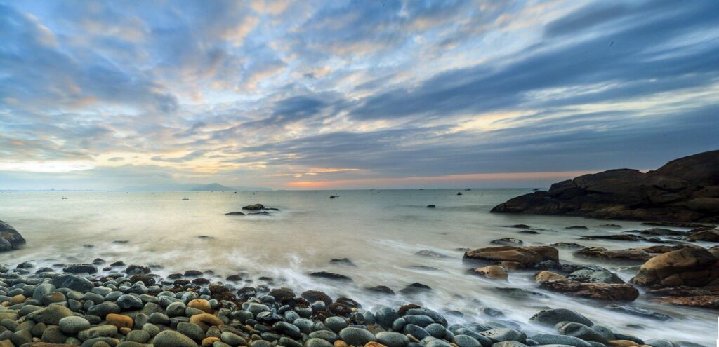 Bãi tắm Hoàng Hậu - Tựa bức tranh thủy mặc bên thành phố nhộn nhịp