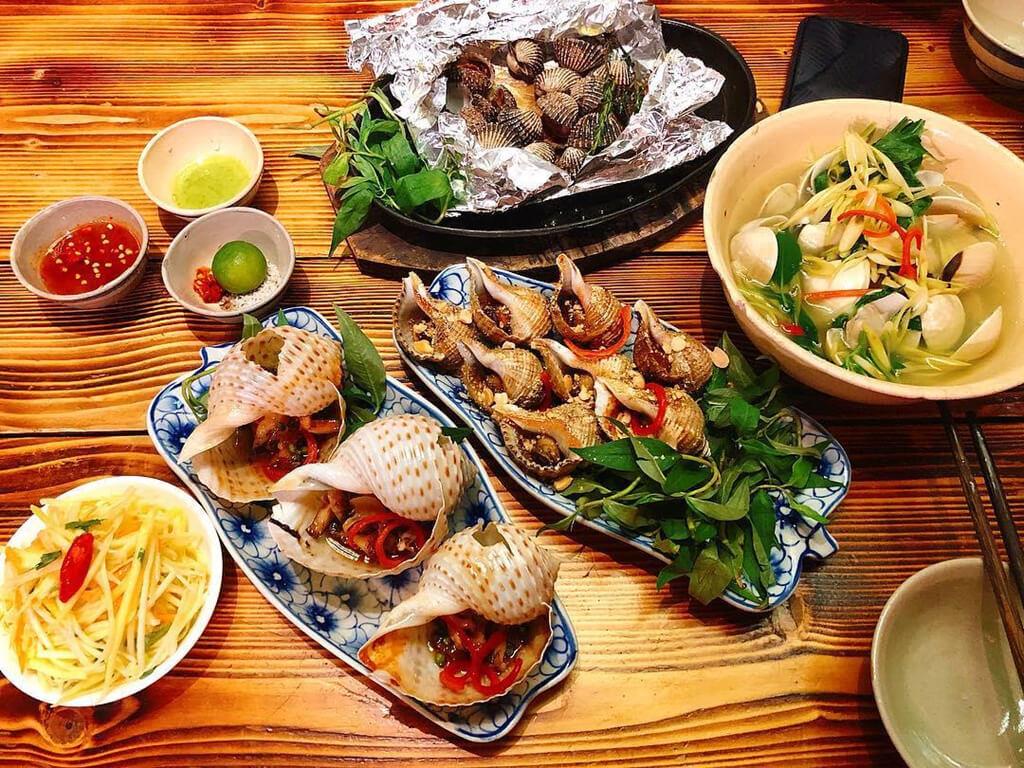 Có những quán ăn nổi tiếng khác ở Nha Trang có thể cung cấp hải sản giá rẻ?
