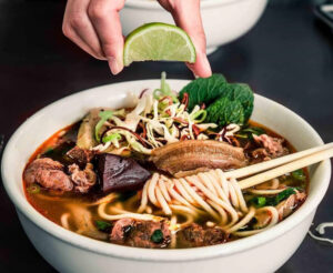 Bún bò Huế ngon ở Sài Gòn - Sự kết hợp hoàn hảo của ẩm thực Trung Nam